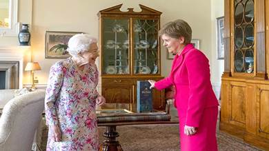  ملكة بريطانيا إليزابيث الثانية مع رئيسة الوزراء الاسكتلندية نيكولا ستورغون